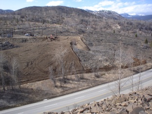 Overview of site March 2006. On left side 0.7 m of soil capping base was placed. On right side soil placement was not completed 